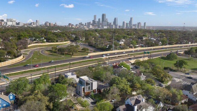 Building Photo - 2411 Winsted Ln