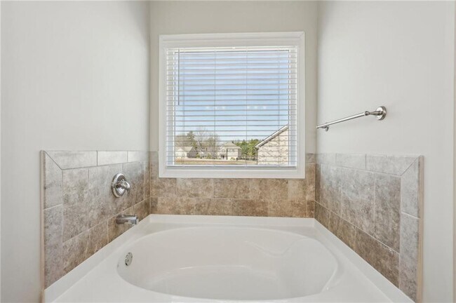 Building Photo - 516 College Dr