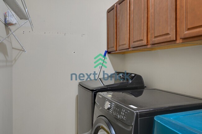 Building Photo - "Spacious 4-Bed Townhouse Retreat: 3.5 Baths & 2400 sq ft of Comfort in Auburn, WA!"