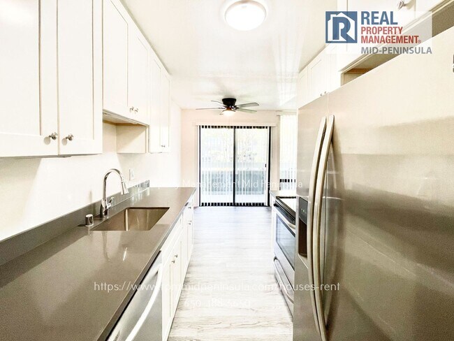 Building Photo - Modern, Light-Filled 3-Bedroom Condo in th...