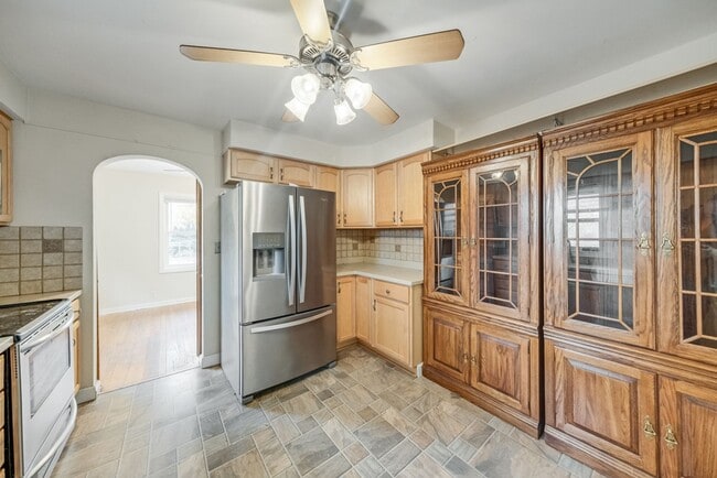 Building Photo - Charming 2-Bedroom Home with Bonus Space &...