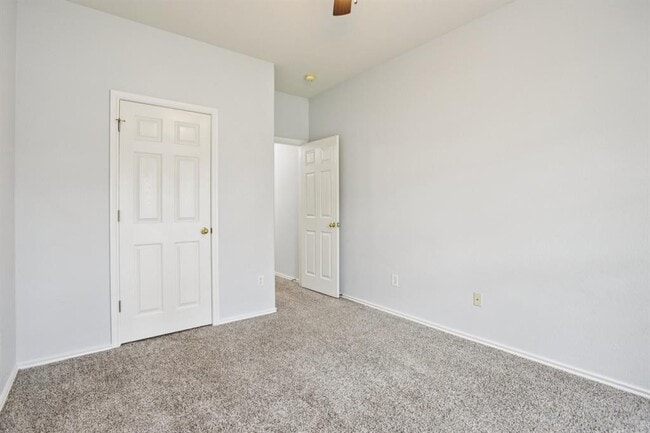 Building Photo - 4405 S Summercrest Loop