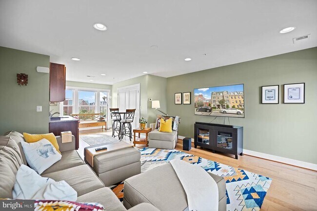 Building Photo - 710 Bluemont Ave
