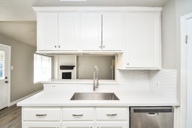 Building Photo - 6911 Winding Trace Dr