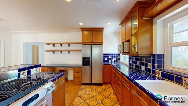 Building Photo - Beautifully Located 2-Bed Home in the Hear...