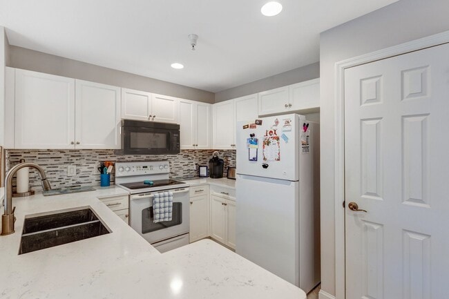 Building Photo - ** BOTANICAL PLACE ** 3 BED / 2 BATH - CON...