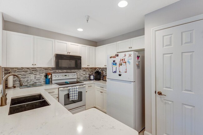 Building Photo - ** BOTANICAL PLACE ** 3 BED / 2 BATH - CONDO - TURNKEY FURNISHED - SEASONAL OR SHORT TERM