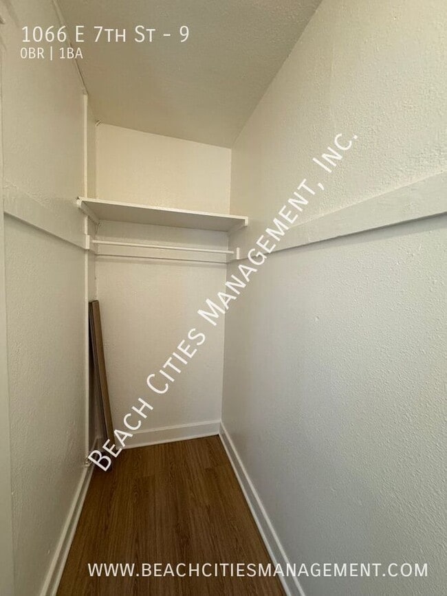 Building Photo - 1066 E 7th St