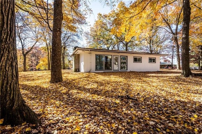 Building Photo - 412 Sawmill Run Rd