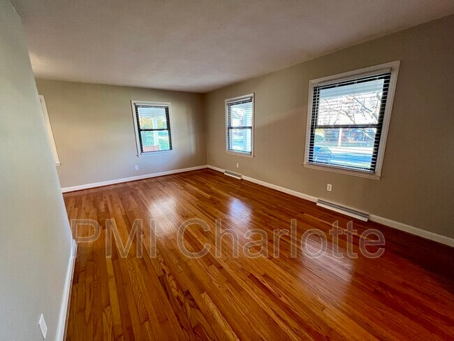 Building Photo - 528 Carolina Ave N