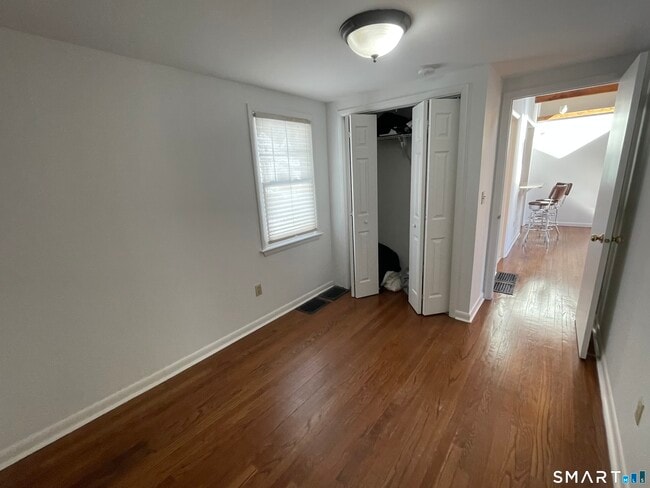 Building Photo - 113 Kings Hwy N