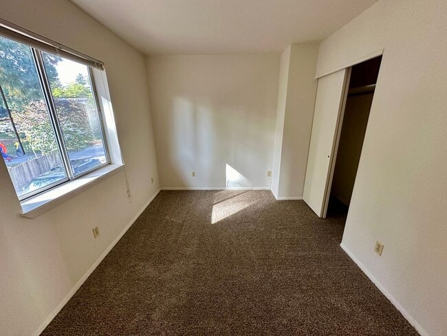 Building Photo - 2 Bedroom 2 Bathroom 2 Story House Walking...
