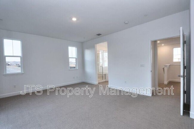 Building Photo - 3349 Hedgerow Ct