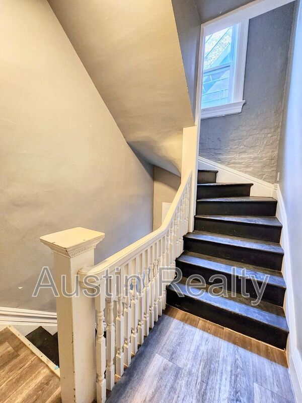 Building Photo - 322 N Newstead Ave