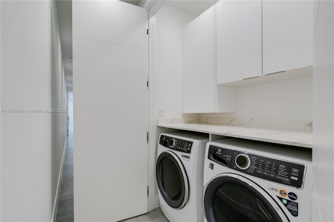 Building Photo - 2842 SW 32nd Ct