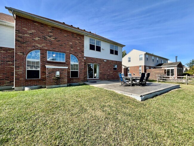 Building Photo - Large executive home in pool community Mas...