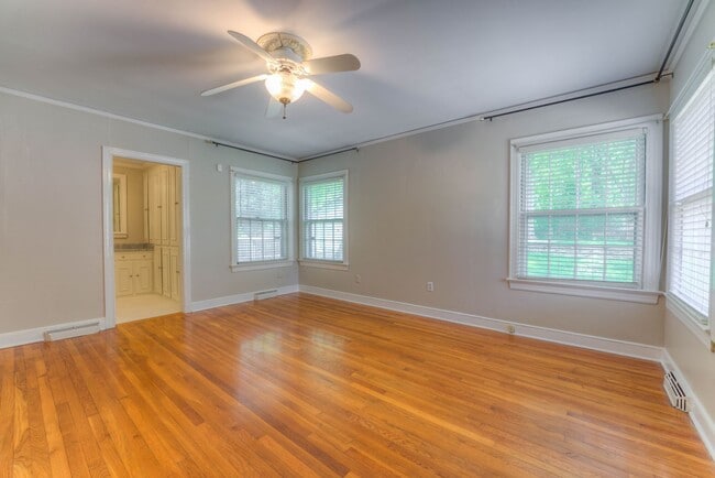 Building Photo - Beautiful 3 bed/3 full baths PLUS flex spa...
