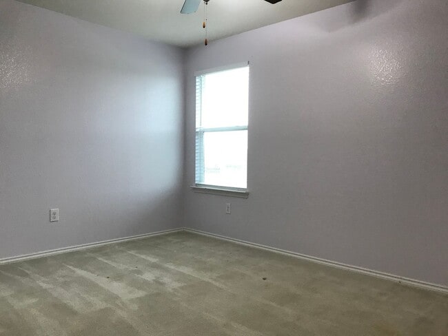 Building Photo - Great Location, Great Price
