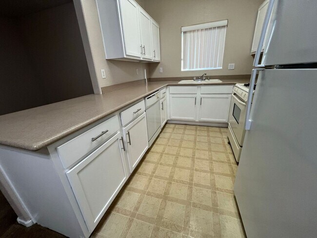 Building Photo - Henderson - 2 bedroom condo