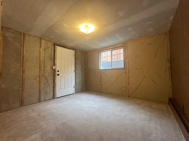 Building Photo - Cute country home available!