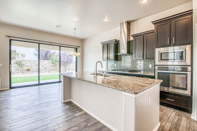 Building Photo - Beautiful Westside home with 3 bed-2 baths...