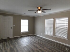 Building Photo - Room For Rent