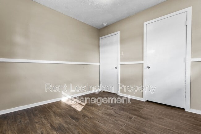 Building Photo - 2461 Mirahill Dr