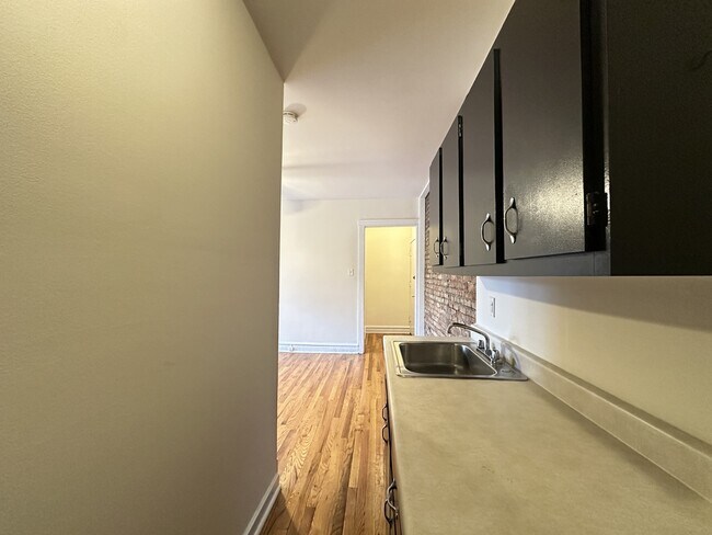 Building Photo - 960 W Cornelia Ave