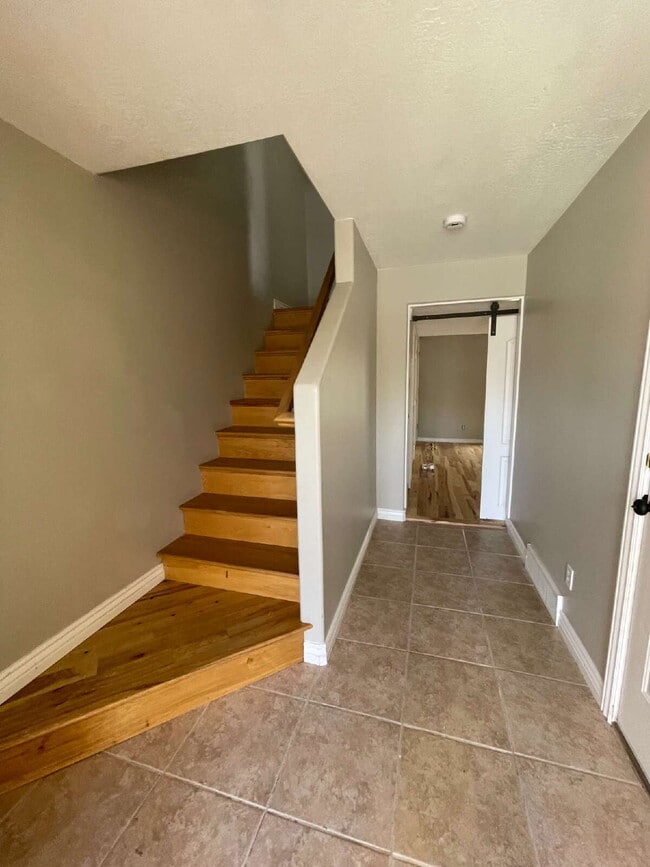 Building Photo - "Newly remodeled 3-Bed Townhouse with Scenic Views & Modern Elegance on Braidhill Drive!"