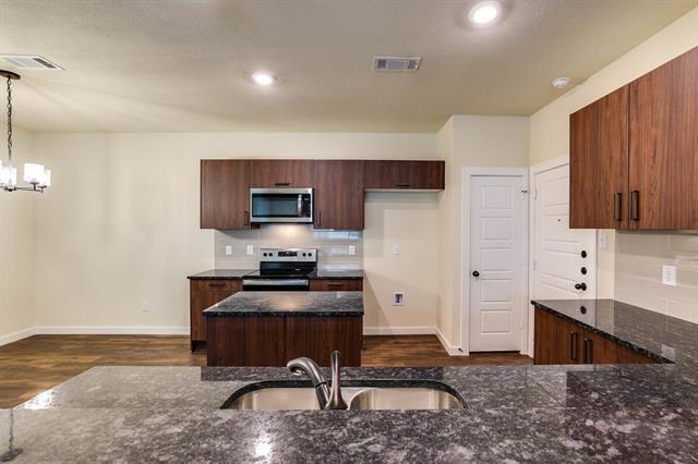 Building Photo - 652 Blackland dr