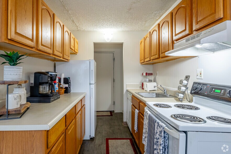 1BD, 1BA - 620SF - Kitchen - Westchester Towers