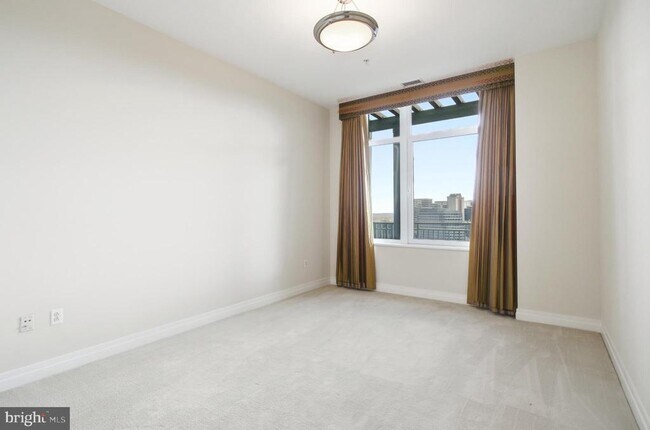 Building Photo - 8220 Crestwood Heights Dr