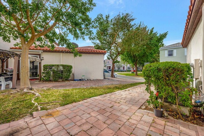 Building Photo - 9480 SW 171st Ct