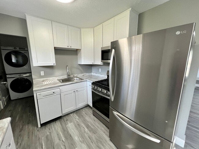 Building Photo - Massive Space! 4 Bedrooms 2 Bathrooms - Cr...