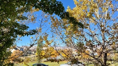 Building Photo - Fully Furnished Townhouse with Lake Views