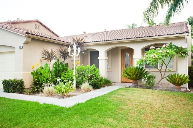 Building Photo - Spacious 4 Bedroom, 2 Bath Furnished Famil...