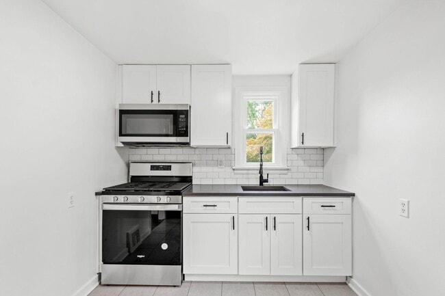 Building Photo - AVAILABLE SEPT 1st!! Check out this BEAUTIFUL & UPDATED home in Penn Hills!