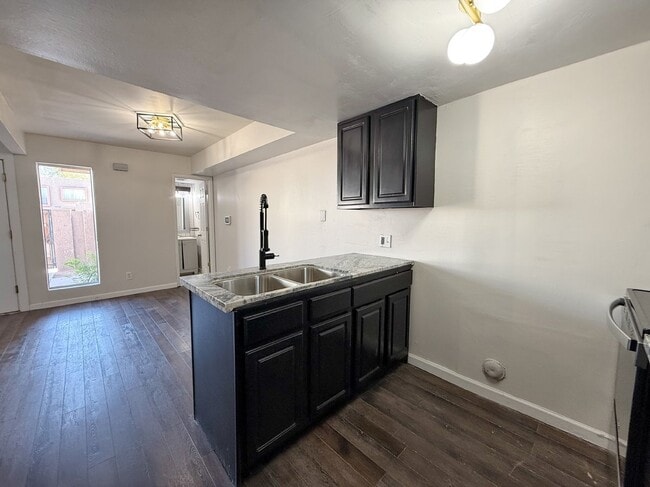 Building Photo - 5220 W Lynwood St