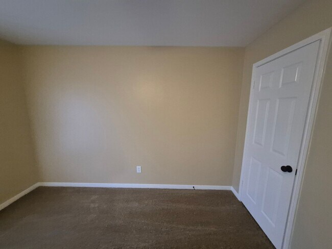 Building Photo - 5907 Deer Lake Dr