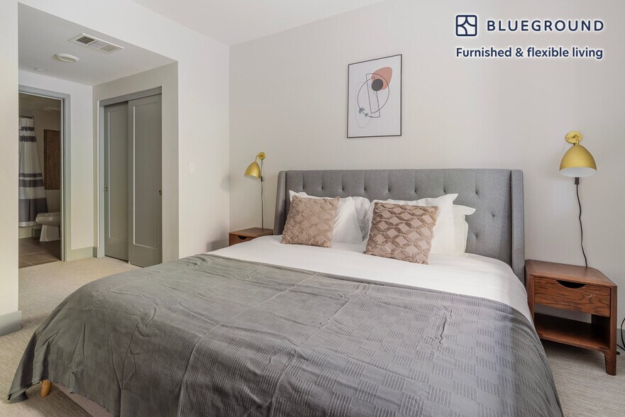 Building Photo - 1800 Lacassie Ave