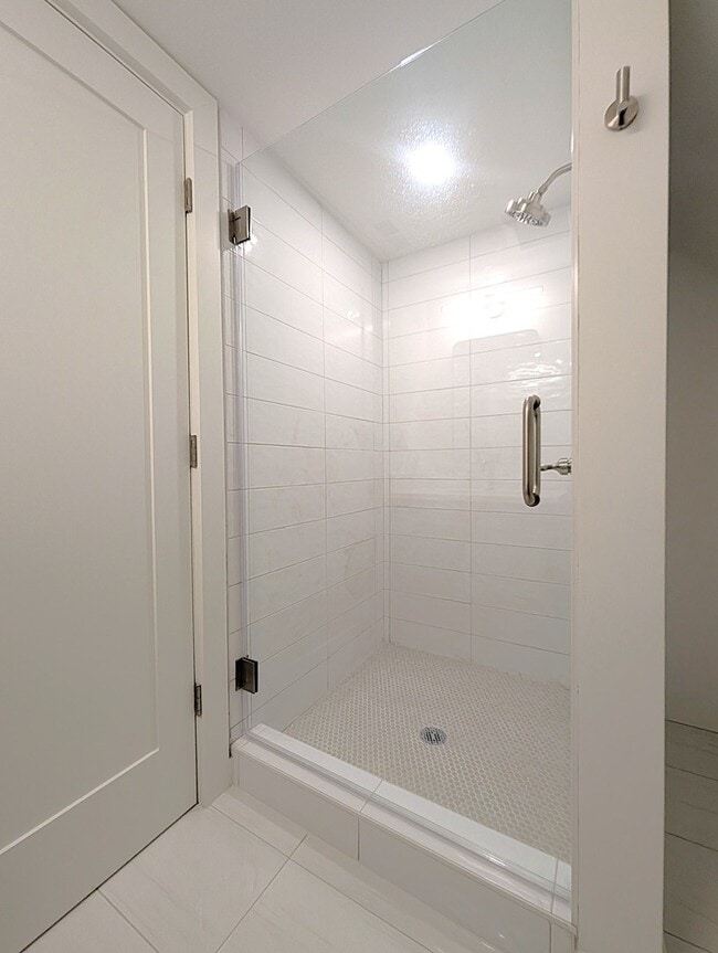 Building Photo - 2437 W Leland Ave