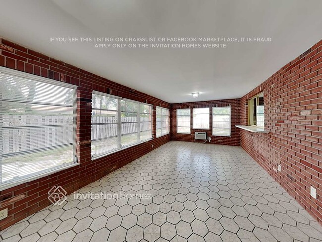 Building Photo - 2005 NE 62nd St