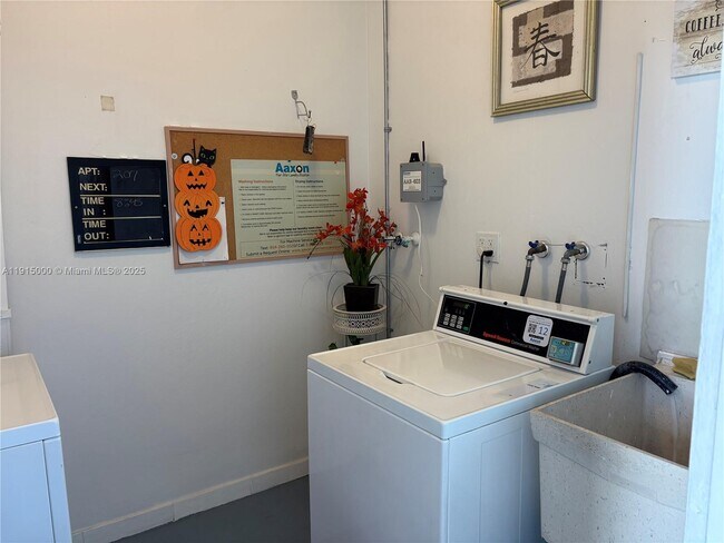 Building Photo - 2223 Park Ln