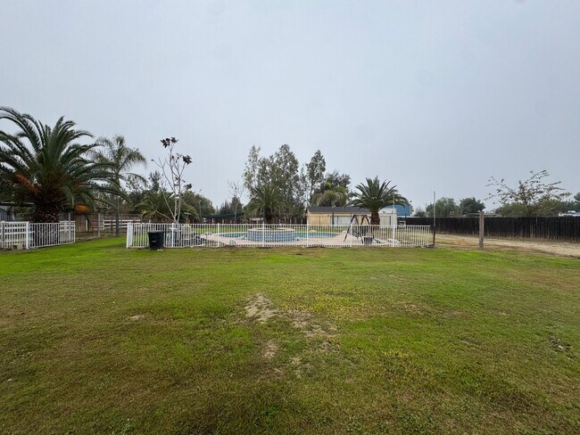 Building Photo - Spacious home with a pool! MOVE IN SPECIAL