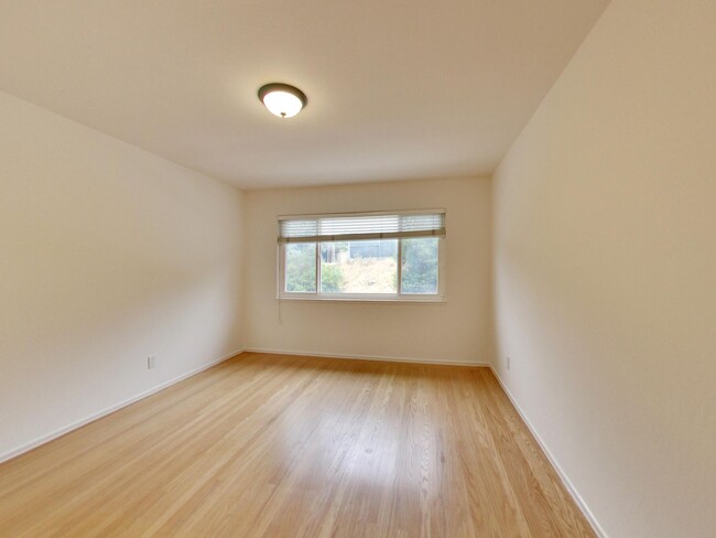 Building Photo - 4BR Home with Jaw-Dropping Views, Garage, ...