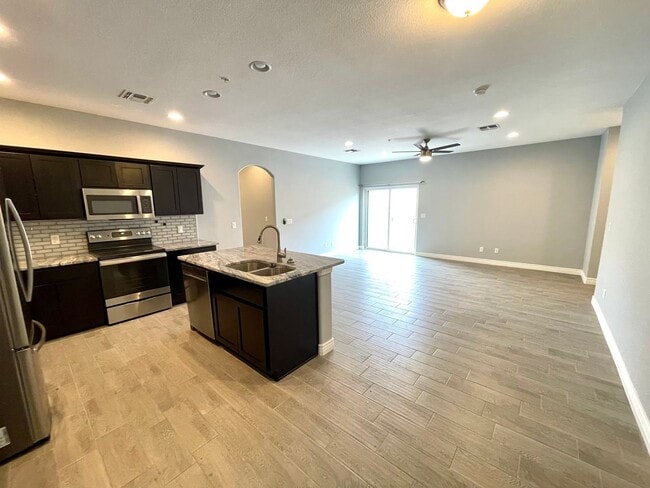 Building Photo - Beautiful 3 Bedroom Townhome Near Kingman Hospital!