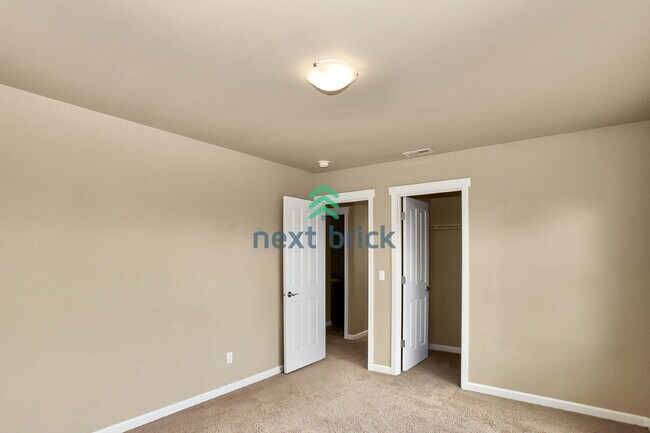 Building Photo - 3 Bed and 2.5 Bath Single-family Home Avai...