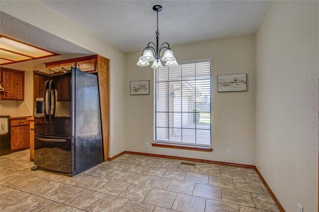 Building Photo - 2109 Shamrock Dr