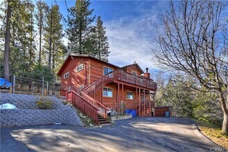 Building Photo - 3 bedroom/ 3 bath. Fully furnished ready f...