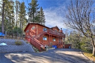 Building Photo - 3 bedroom/ 3 bath. Fully furnished ready f...